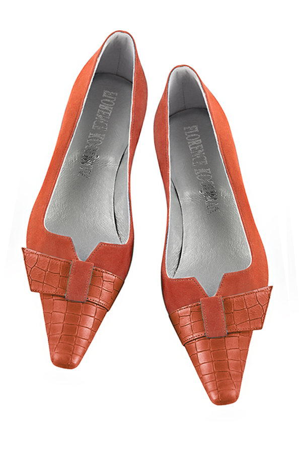 Terracotta orange women's dress pumps, with a knot on the front. Tapered toe. Low block heels. Top view - Florence KOOIJMAN